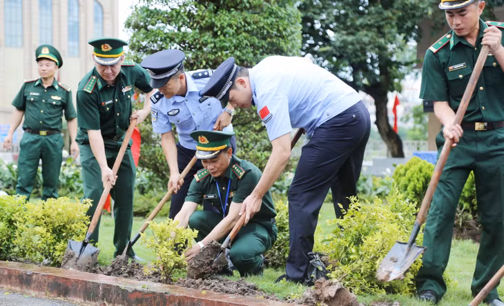 2024年第一届越南边防部队军官和中国国家移民管理局年轻干部交流活动在芒街市举行 ảnh 1