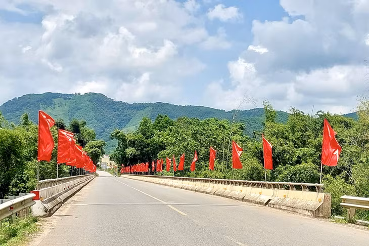 平辽县道路上鲜红国旗庆祝9.2国庆。