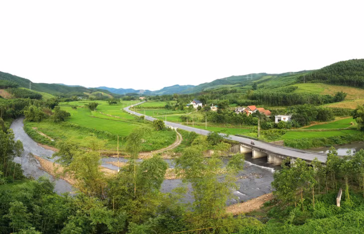 游客经过326号道路时可以欣赏河流交汇区的宁静与诗意之美。