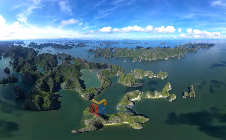 从高空俯瞰拜子龙湾小岛屿的自然景观。