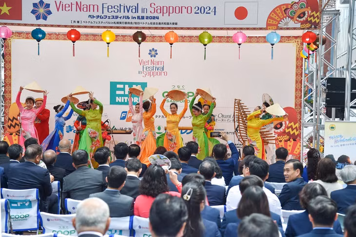 广宁省在2024年日本札幌越南节的艺术表演节目。