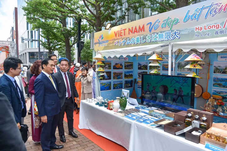 越南外交部长裴青山参观广宁省的展位。
