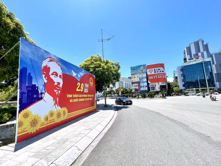 庆祝越南九二国庆节：广宁各条街道喜庆气氛浓郁 ảnh 6