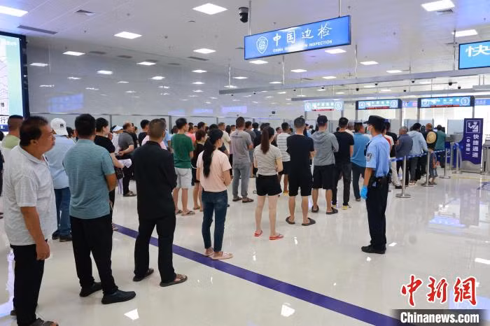 旅客排队等候办理出入境手续。蒙正欢 摄 Du khách xếp hàng chờ làm thủ tục xuất nhập cảnh. Ảnh: Mông Chính Hoan