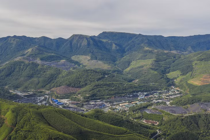 煤矿区周边是绿色森林，有助于最大限度地减少对环境的损害。
