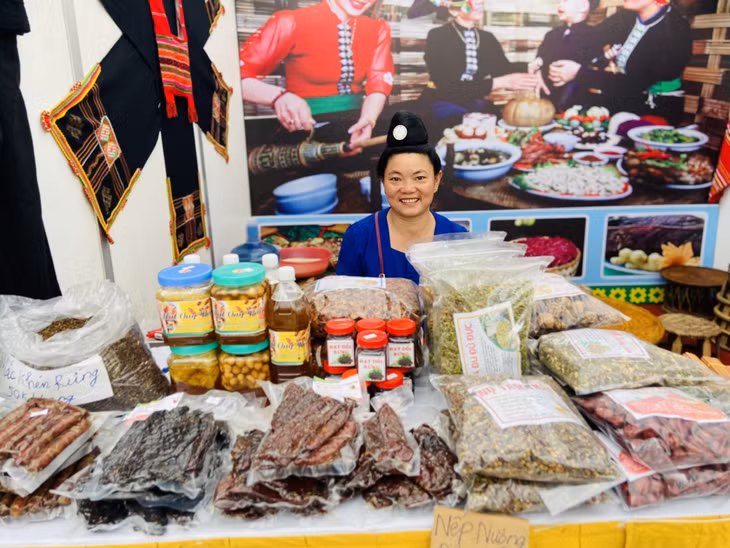 奠边省的美食展位带来烟熏水牛肉、烟熏腊肉、紫色糯米饭等特色菜肴。
