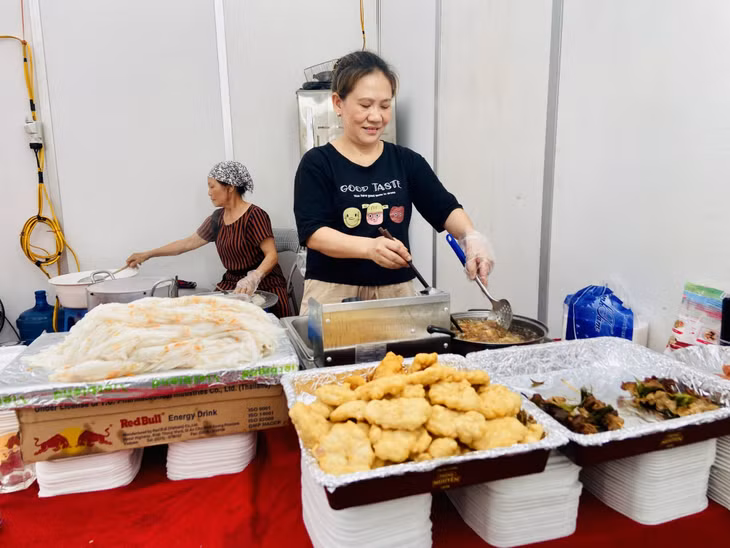 提到下龙美食，您不可不提香炸鱿鱼饼。下龙的香炸鱿鱼饼被越南记录组织列为越南仅有的最好美食之一。