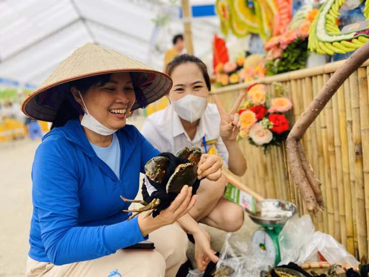 除了定制做好的菜品，广安市还展销新鲜的海蟹，游客可购买回家自己蒸煮。