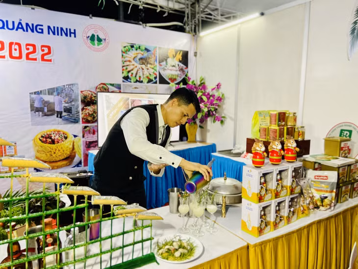 广宁省下龙大学老师在本次美食节用大蚝、巴戟酒、梅酒等本土特产进行鸡尾酒制作、表演，以推介、宣传广宁省著名土特产。