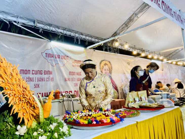 除了广宁省的特色美食以外，来到美食节，游客和市民还可品尝越南优秀美食艺人潘嘉尊娴亲手制作的顺化宫廷美食。