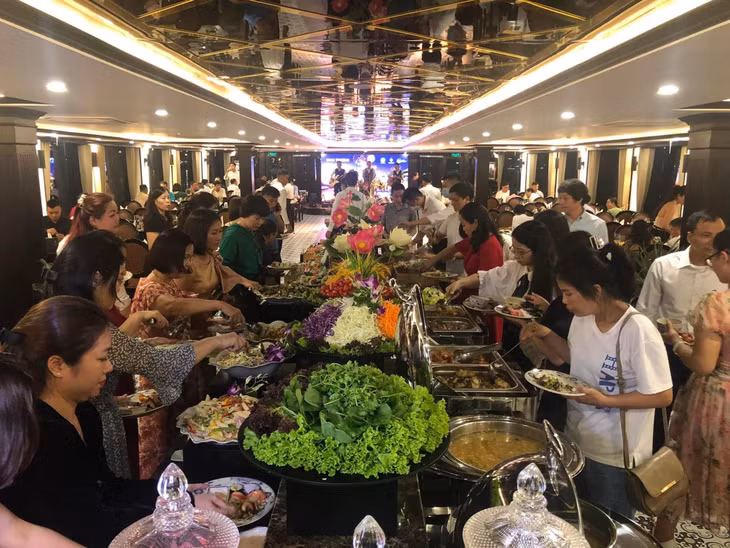 游客在游船上享用美食。