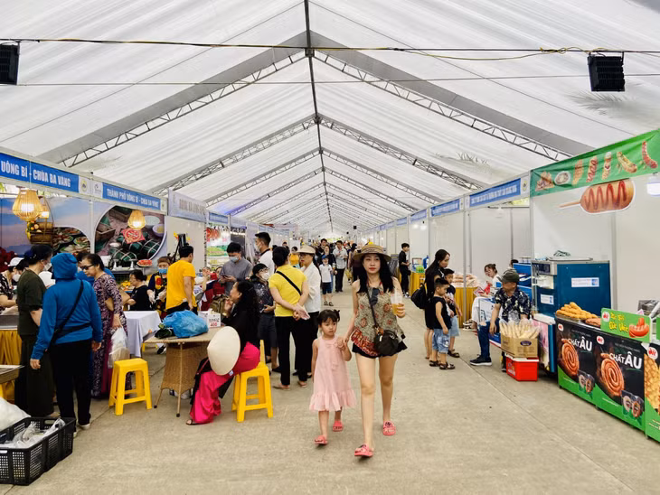 2022广宁下龙美食节吸引了众多游客和市民前来参观、体验，成为推动下龙市旅游业的颇具魅力旅游产品。