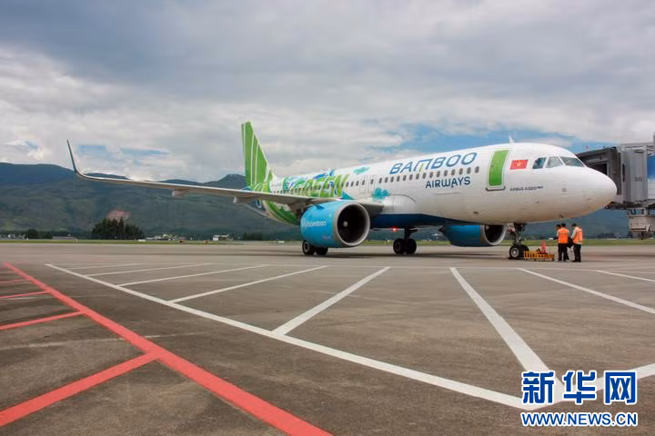 河内飞往丽江的班机落地丽江机场 Chuyến bay từ Hà Nội đến Lệ Giang hạ cánh xuống sân bay Lệ Giang