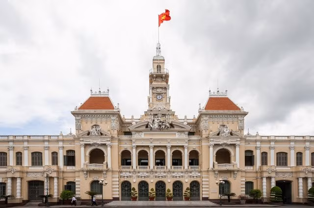 胡志明市人民议会、人民委员会办公楼由法国建筑师加迪斯（Femand Gardès）设计，于1889年动工修建、1909年落成。