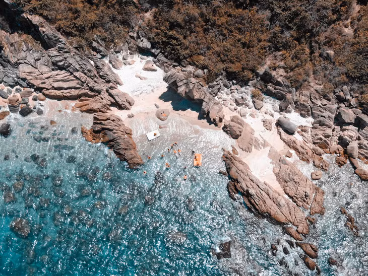 游客在富贵岛原始海滩上游玩 Du khách thích thú với bãi tắm hoang sơ trên đảo Phú Quý