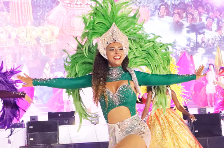 巴西舞者充满活力的桑巴舞 Các vũ công Brazil trong vũ điệu Samba sôi động, đầy cuốn hút.
