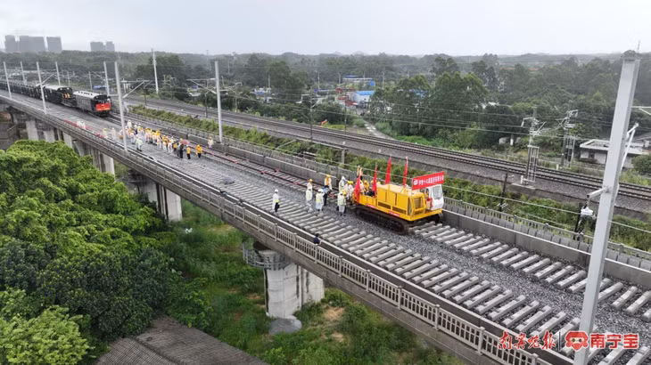 中国首条直通中越边境高铁开始铺轨 Tuyến đường sắt cao tốc đầu tiên chạy thẳng đến biên giới Trung - Việt của Trung Quốc bắt đầu đặt đường ray