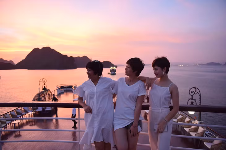 这些旅游项目中，藏着下龙湾最美的黄昏和黎明 ảnh 2