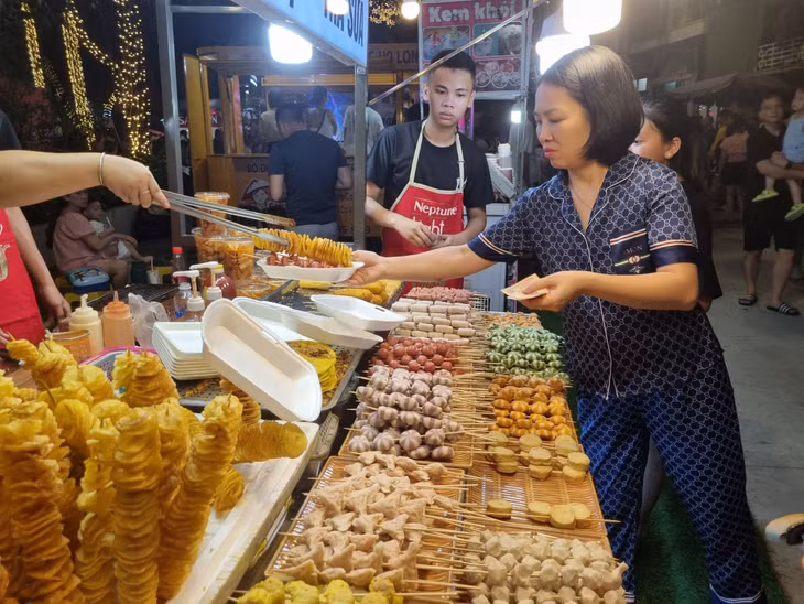 诗篇步行街上的零食店能够吸引众多顾客。