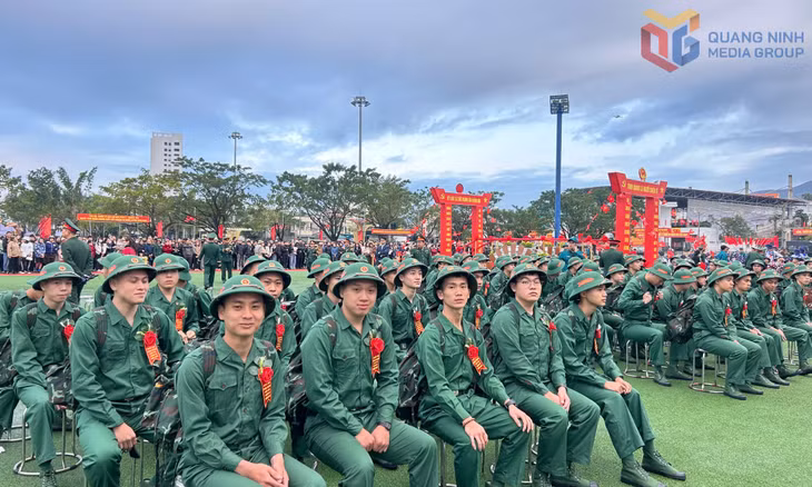 全省共有近1000名公民主动自愿应征入伍。