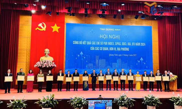 广宁省人民委员会副主席严春强同志向2024年“推动广宁省行政改革”竞赛运动中成绩突出的个人颁发奖状。