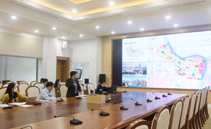 咨询单位代表在会上报告芒街口岸经济区分区规划。