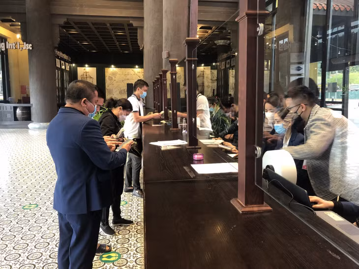 游客办理电子门票购买手续。