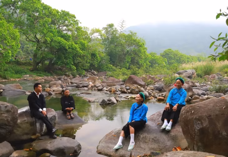 山泽族人唱起双顾山歌。