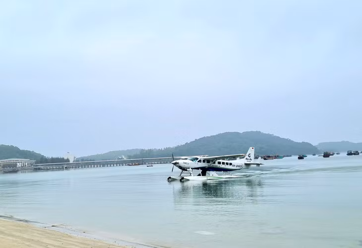 水上飞机着陆在姑苏海岸水面上。
