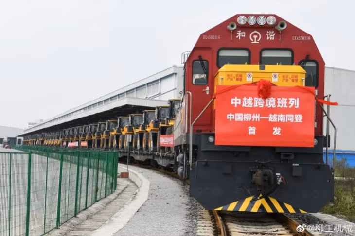 35台柳工设备搭乘中越跨境班列启程 ảnh 1