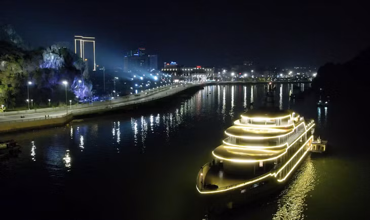 夜间在游船上用餐参观下龙湾是广宁省特色的旅游产品。