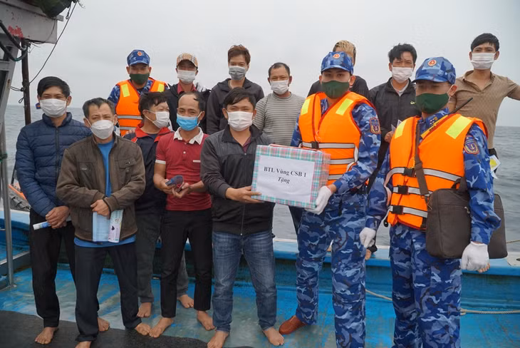 越南海警向渔民宣传非法捕捞有关规定和赠送礼物。