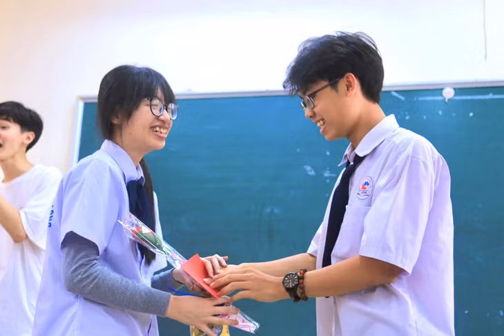 下龙重点高中学校学生黎垂梅英（左边）将参加2022年欧洲物理奥林匹克竞赛。