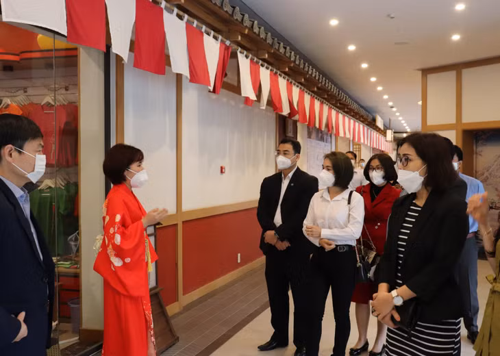 游客参观光哼阳光温泉度假区。