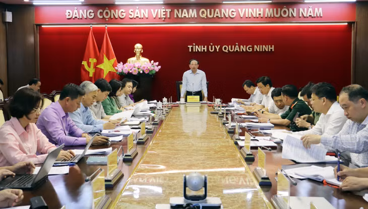 越共中央委员、省委书记、人民议会主席阮春记主持了会议。