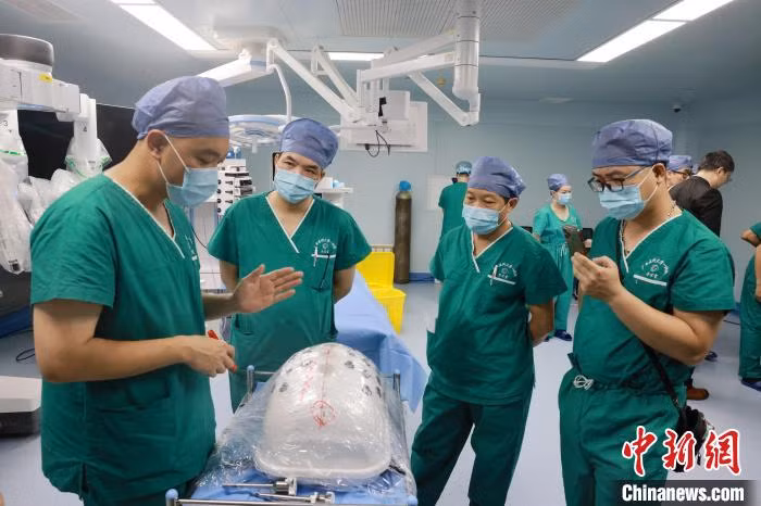 图为学员们在广西医科大学第一附属医院医学模拟中心开展培训。 Các học viên đang triển khai đào tạo tại Trung tâm mô phỏng y học Bệnh viện số I trực thuộc Đại học Y khoa Quảng Tây.
