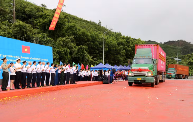 货车在越南北风生—中国里火通道进行通关。