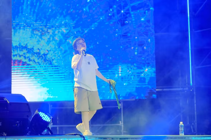 仙仙歌手给观众带来《Say You Do》、《My Everything》等热门歌曲，让观众沉浸在甜蜜的爱情旋律中。