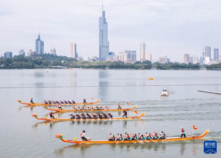 龙舟选手在江苏南京玄武湖上竞渡（无人机照片）。苏阳 摄 Các tay đua thuyền rồng đang đua thuyền rồng trên hồ Huyền Vũ Nam Kinh, Giang Tô (ảnh chụp từ máy bay không người lái). Ảnh: Tô Dương