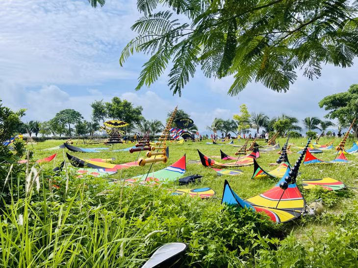 五颜六色的大小风筝在风筝交流会展示。