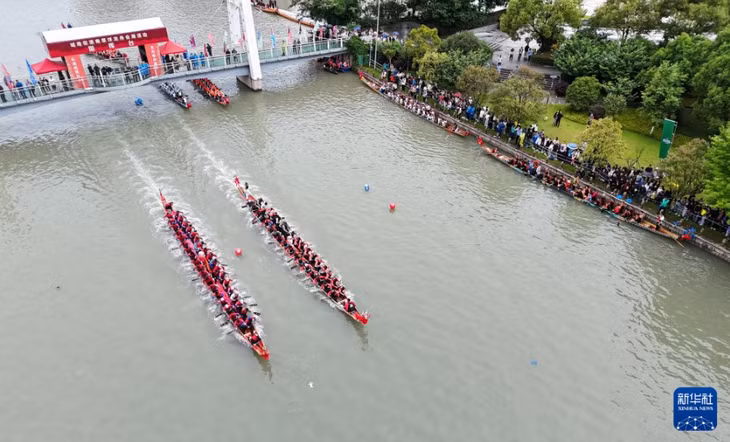 龙舟选手在浙江乐清中心公园的河面上竞渡（无人机照片）。蔡宽元摄 Các tay đua đang đua thuyền rồng trên sông tại Công viên Trung tâm Lạc Thanh, Chiết Giang (ảnh chụp từ máy bay không người lái). Ảnh: Thái Khoan Nguyên