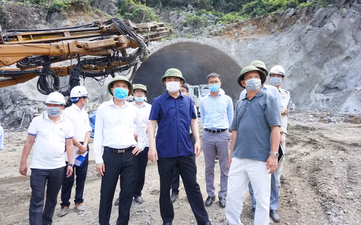 广宁省委副书记吴黄银要求承包商在保证安全、质量的前提下，加快项目建设进度。