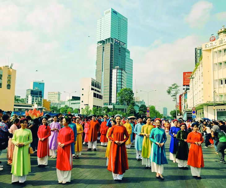 胡志明市“百花巡游”盛会生动展现越南文化、历史与艺术精髓。（图：范世显） Ngày hội “Bách hoa bộ hành” tại TP Hồ Chí Minh mang đến một không gian đậm chất văn hóa, lịch sử và nghệ thuật. (Ảnh: Phạm Thế Hiển)