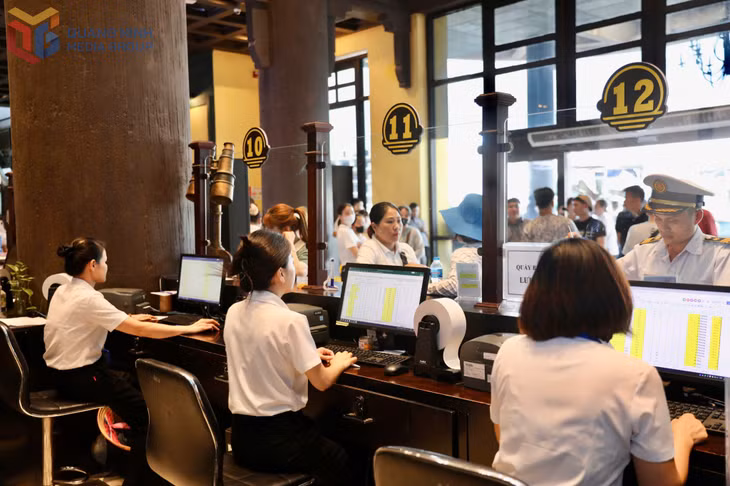 旅行社工作人员热情协助游客办理登船游览参观下龙和岛屿路线的手续。