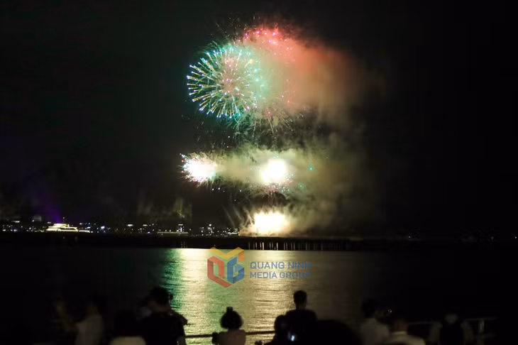 烟花海湾”表演照亮下龙国际客运港的夜空。