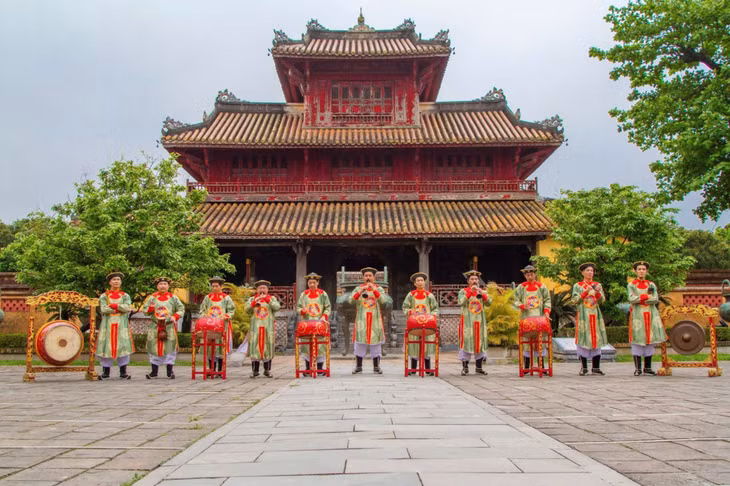 顺化宫廷雅乐被联合国教科文组织列入非物质文化遗产代表作名录。 Nhã nhạc cung đình Huế là một trong những di sản phi vật thể tiêu biểu của Việt Nam đã được UNESCO ghi danh.