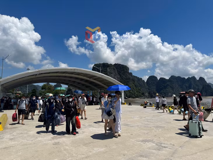在澳仙国际客运港挤满了去参观云屯岛，姑苏岛的游客。