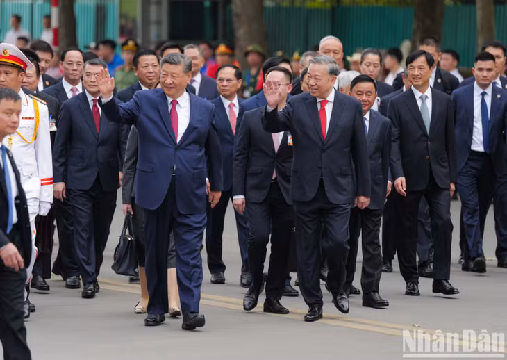 中共中央总书记、国家主席习近平与越共中央总书记苏林向越南首都河内的人民挥手致意。 Tổng Bí thư Tô Lâm và Tổng Bí thư, Chủ tịch Trung Quốc Tập Cận Bình vẫy tay chào người dân Thủ đô Hà Nội, Việt Nam.