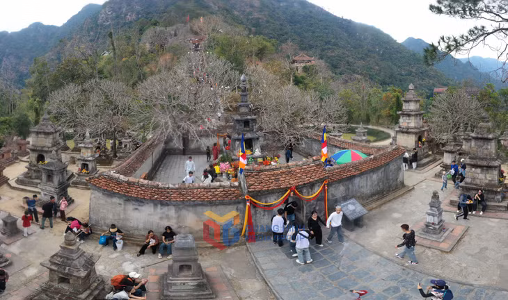 ... 散布在神圣的文化建筑中，随着时间的流逝而褪色。