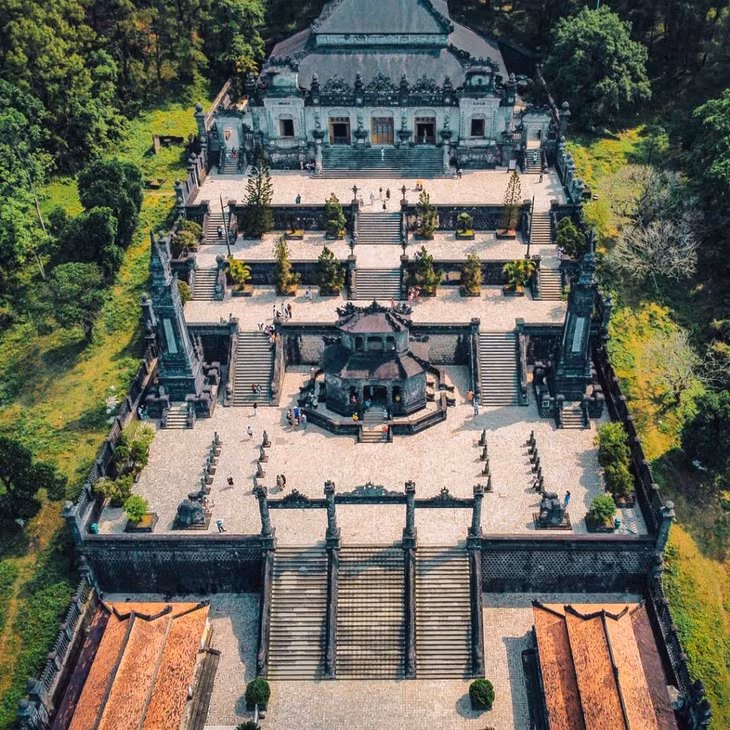 启定皇陵是中南半岛的建筑亮点。 Lăng Khải Định - Điểm nhấn kiến trúc Đông Dương.